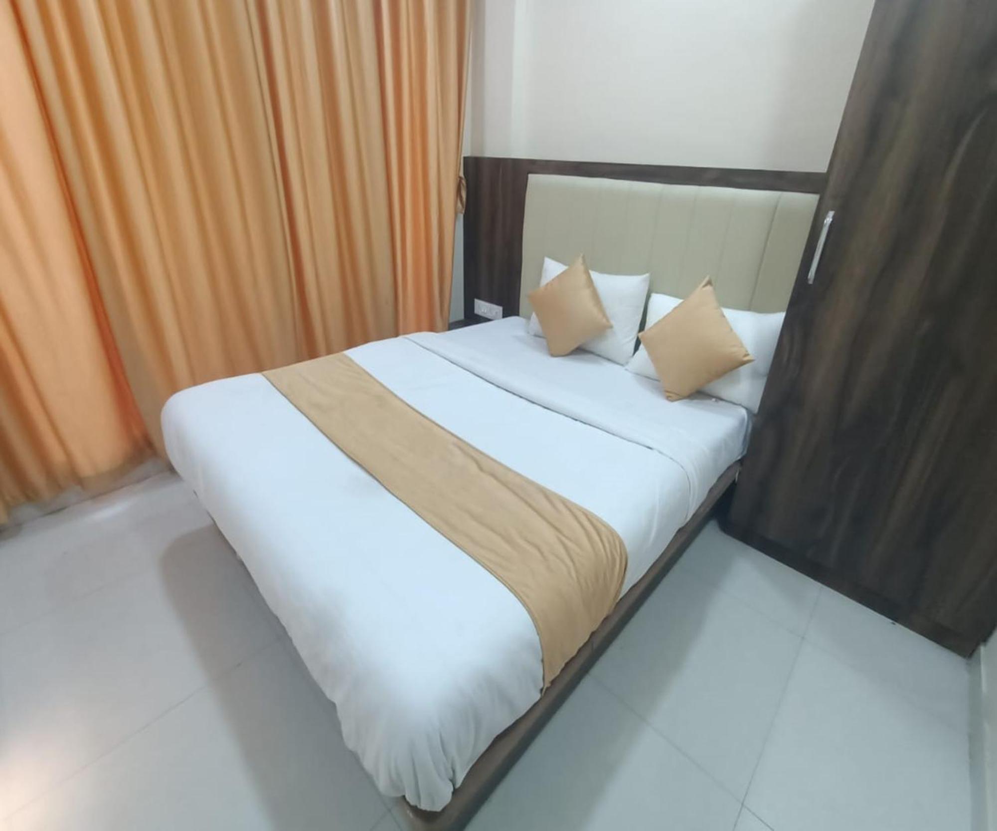 Hotel Om Sai Navi Mumbai Exterior photo